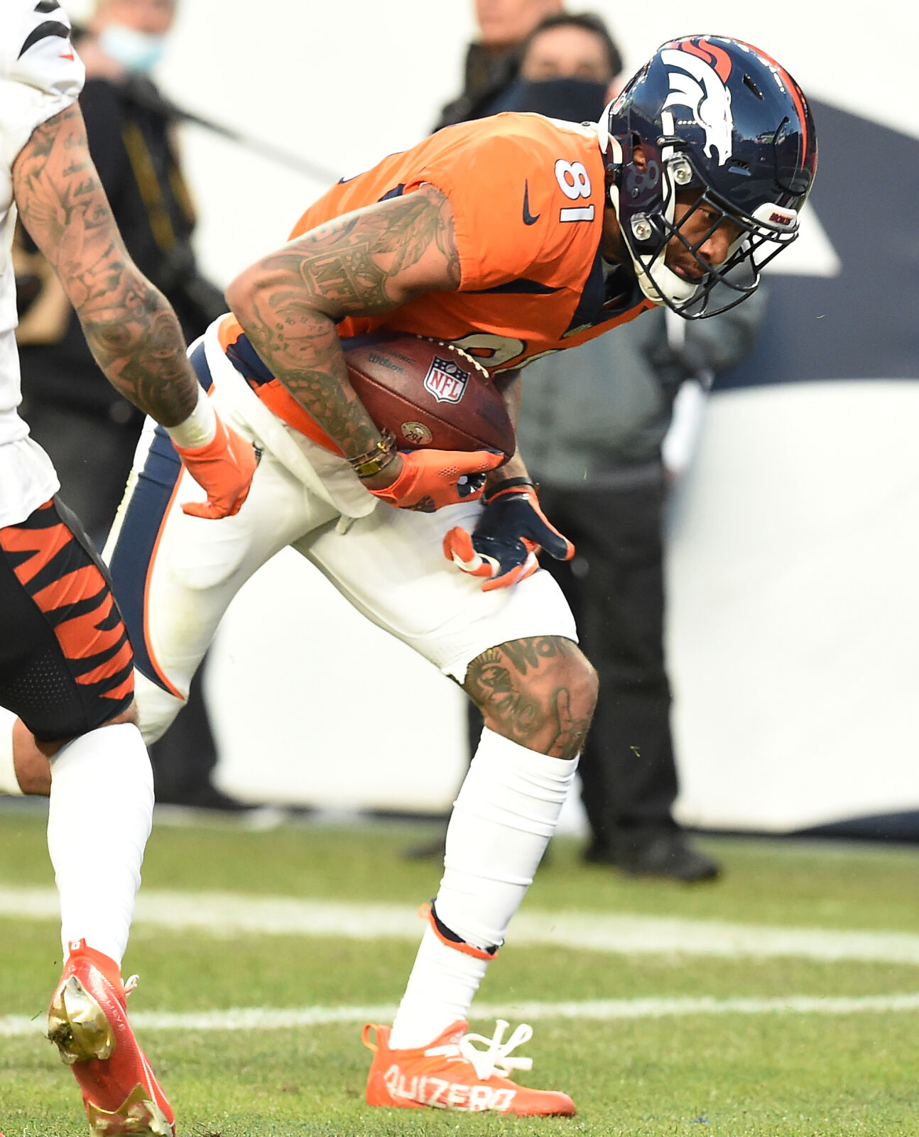 121921-s-dg-bengalsbroncos2050 .jpg